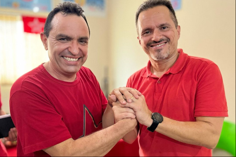 Pedro Lobo (e), preterido na disputa pela Prefeitura do Crato, ao lado de André Barreto