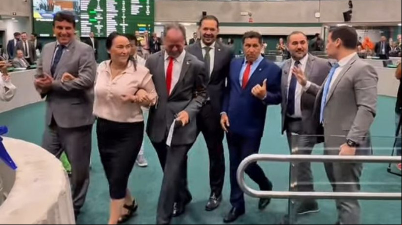 Acrísio Sena toma posse na Alece de braços cruzados com parlamentares do PT e do PL