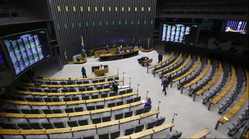 A Comissão Mista de Orçamento (CMO) do Congresso aprovou nesta quinta-feira, 12, um projeto do governo que abre caminho para a aprovação da isenção do Imposto de Renda proposta pelo governo