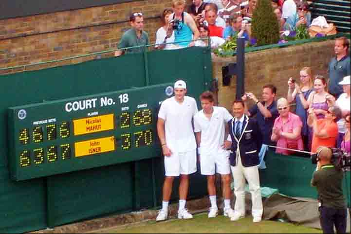 A exaustiva “batalha” entre os tenistas teve 980 pontos e 183 games, com Isner vencendo por 3 sets a 2.