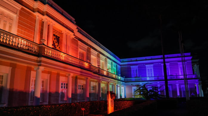 FORTALEZA-CE, BRASIL, 12-06-2025: Solenidade de inauguração das luzes em alusão ao orgulho LGBTQIAPN+, na fachada da reitoria da UFC. (Foto: Fernanda Barros/ O Povo)