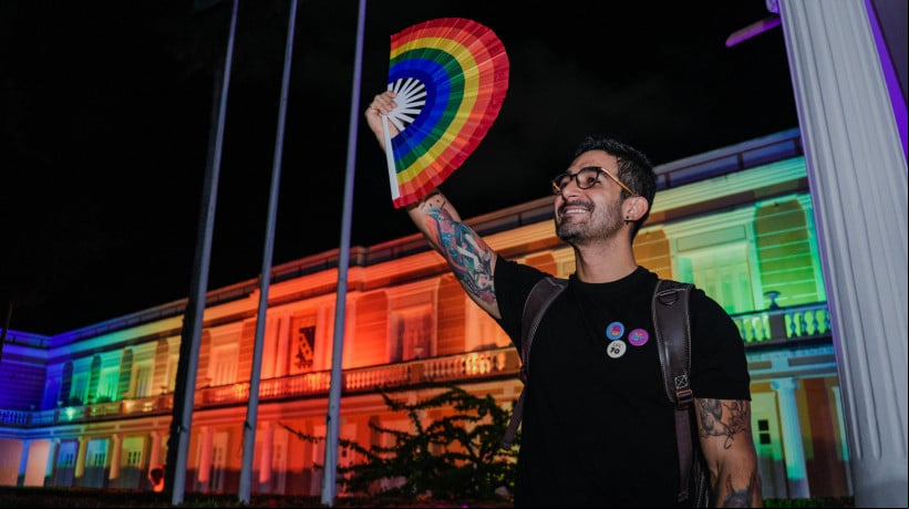 FORTALEZA-CE, BRASIL, 12-06-2025: Solenidade de inauguração das luzes em alusão ao orgulho LGBTQIAPN+, na fachada da reitoria da UFC. (Foto: Fernanda Barros/ O Povo)