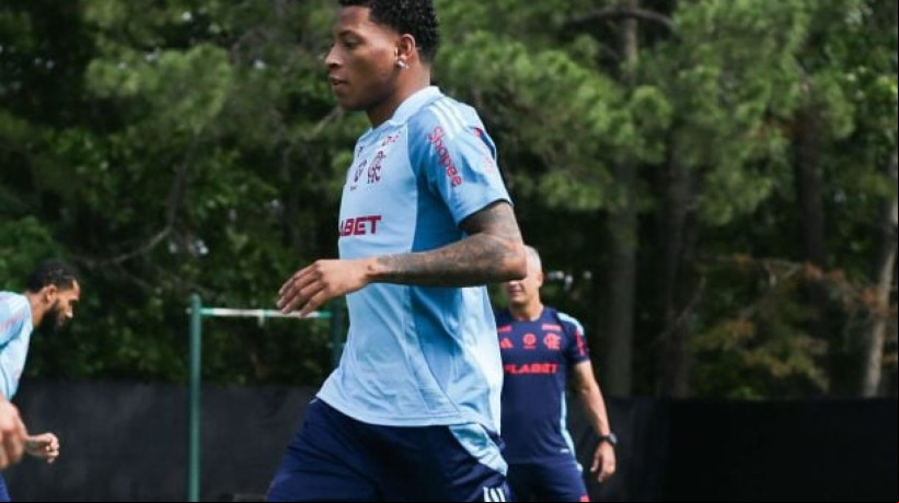 Equatoriano se recuperou de um edema ósseo no joelho direito; Arrascaeta e Alex Sandro também voltam às atividades nesta sexta (13) 