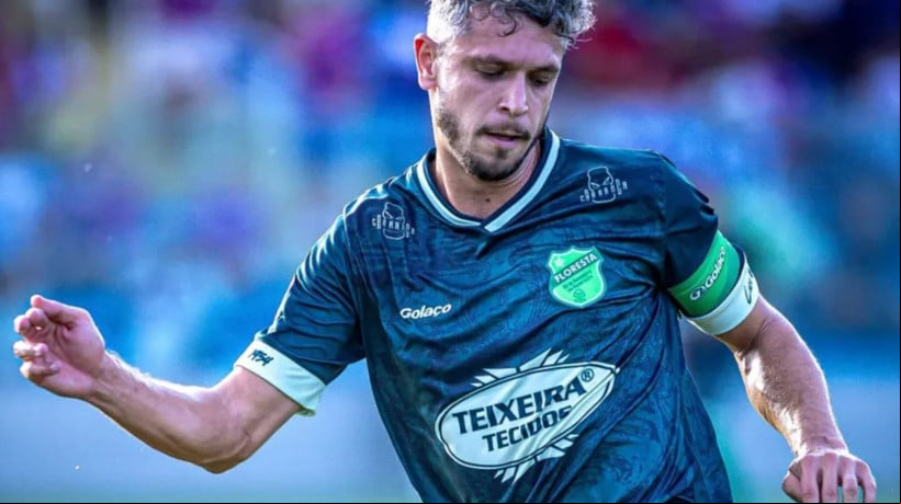 Zagueiro Icaro atuando pelo Floresta em duelo contra o Fortaleza, no Campeonato Cearense 